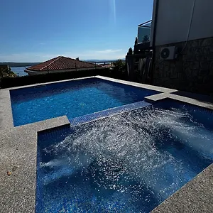 Blazevic, Heated Pool&jacuzzi Apartment